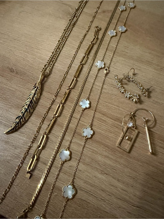 Jewelry - Bulk lot of gold tone jewelry